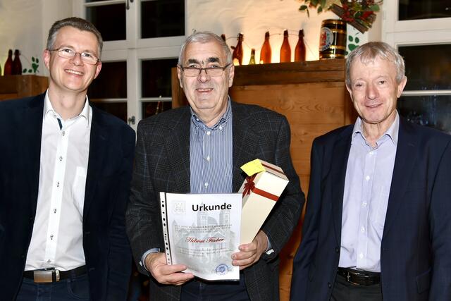 Bildmitte Helmut Fischer für 45 Jahre  Vereinszugehörigkeit
Links:  SFR. Stefan Kapp, BSV Schatzmeister
Rechts: Wolfgang Dreher Organisator des Philatelistischen Quiz