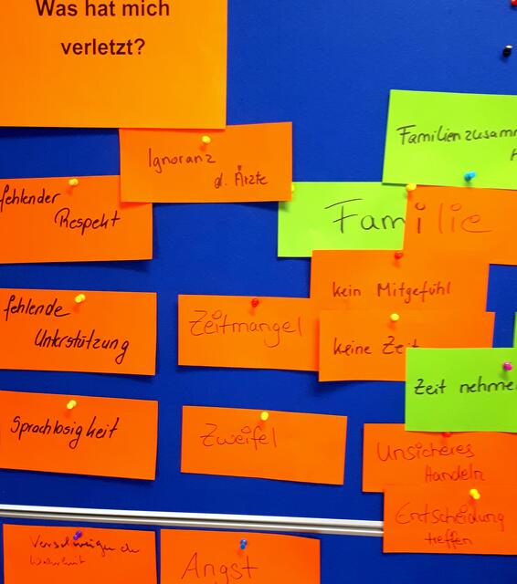 Der Austausch in Kleingruppen über eigene Erfahrungen mit Sterben und Tod kann hilfreich sein .