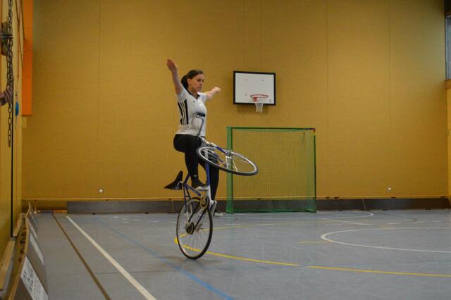 Trainerin Lisa Weller zeigte, dass sie immer noch eine gute Radbeherrschung hat | Foto: |szip
