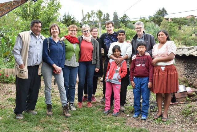 Partnerschaftsbesuch von Marianne Wagner und Matthias Frey in Bolivien - vorne links der Leiter des Kulturzentrums Jorge "Coco" Aquino, der mehrfach auch in Gimmeldingen vorgetragen hat. 