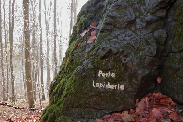 Vorbei geht's an der Porta lapidaria | Foto: Franz-Walter Mappes