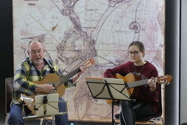 Peter Dümpelmann und Annika Neidig sorgten bei der Buchpremiere im Weißenburger Tor für den passenden musikalischen Rahmen | Foto: Heike Schwitalla