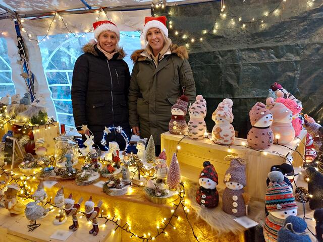 Bianca Haupt und Stephanie Böttcher mit Wichteln und anderen weihnachtlichen Dekos | Foto: Brigitte Melder