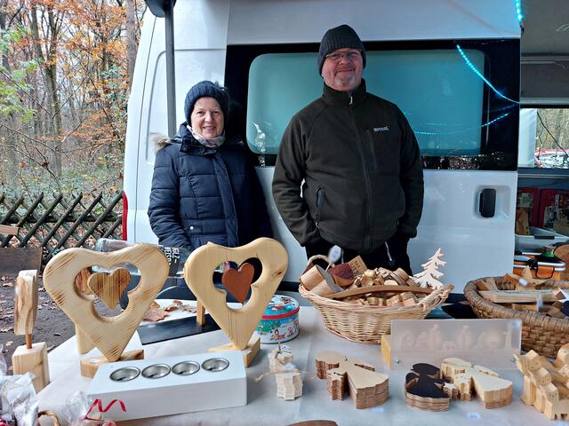 Holzarbeiten Lippes und Sigrid Graß mit Gebäck | Foto: Brigitte Melder