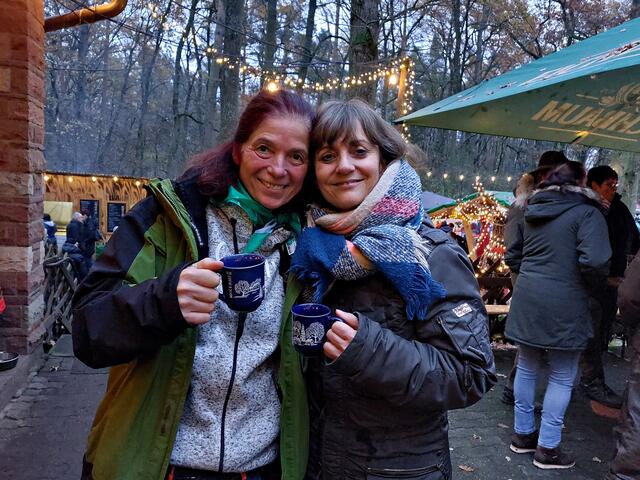 Andra und Tatjana genossen den Waldweihnachtsmarkt | Foto: Brigitte Melder