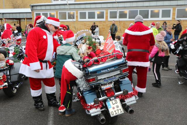Die Harley Davidson Riding Santas bringen Weihnachtsstimmung in die Südpfalz | Foto: Heike Schwitalla