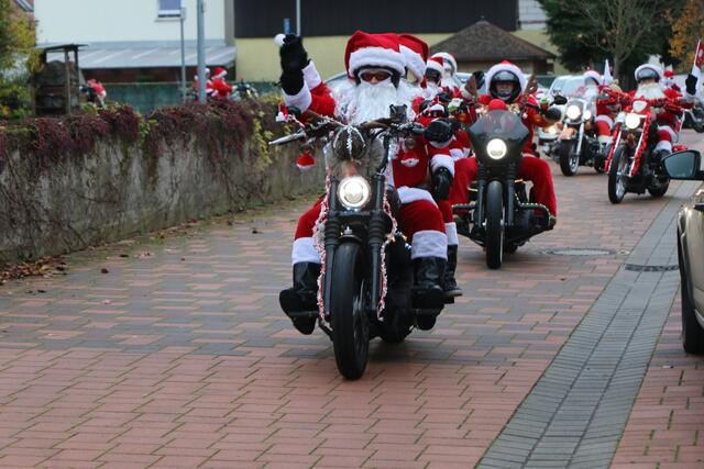 Die Harley Davidson Riding Santas bringen Weihnachtsstimmung in die Südpfalz | Foto: Heike Schwitalla