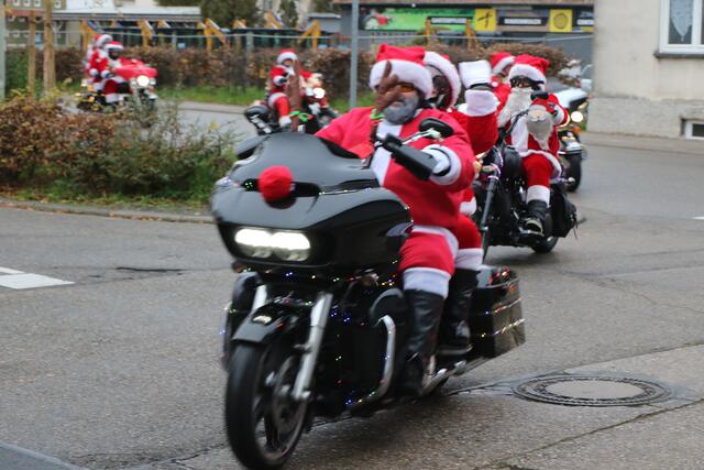 Die Harley Davidson Riding Santas bringen Weihnachtsstimmung in die Südpfalz | Foto: Heike Schwitalla