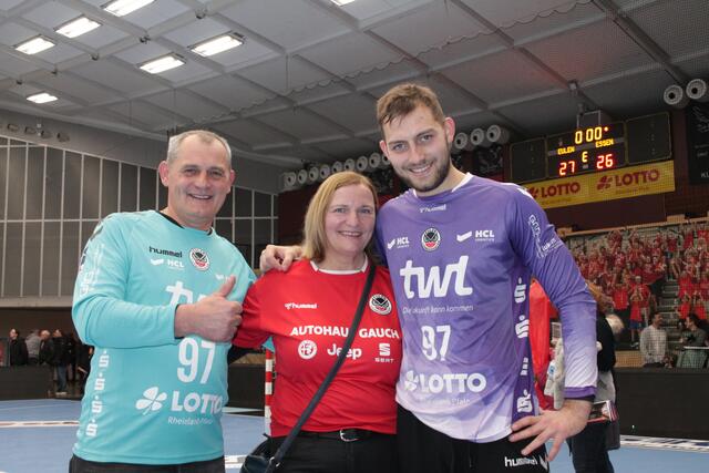 Eulen-Torwart Ziga Urbic (rechts) freut sich mit seinen Eltern (Foto Michael Sonnick)