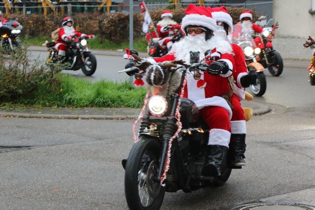 Die Harley Davidson Riding Santas bringen Weihnachtsstimmung in die Südpfalz | Foto: Heike Schwitalla