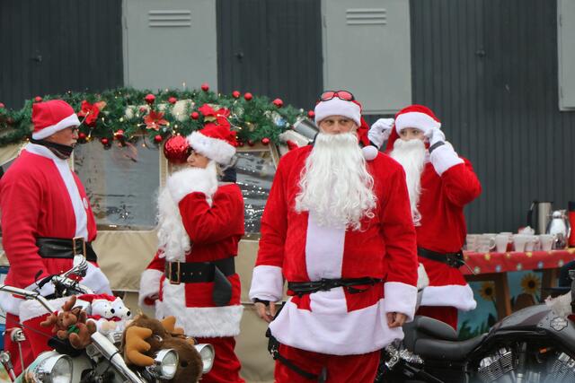 Die Harley Davidson Riding Santas bringen Weihnachtsstimmung in die Südpfalz | Foto: Heike Schwitalla