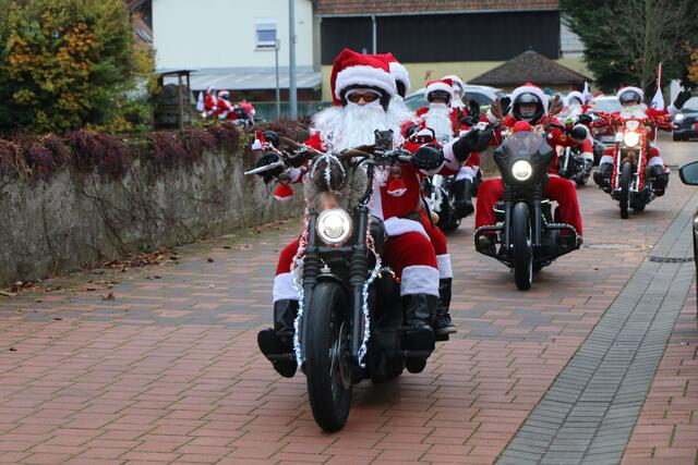 Die Harley Davidson Riding Santas bringen Weihnachtsstimmung in die Südpfalz | Foto: Heike Schwitalla