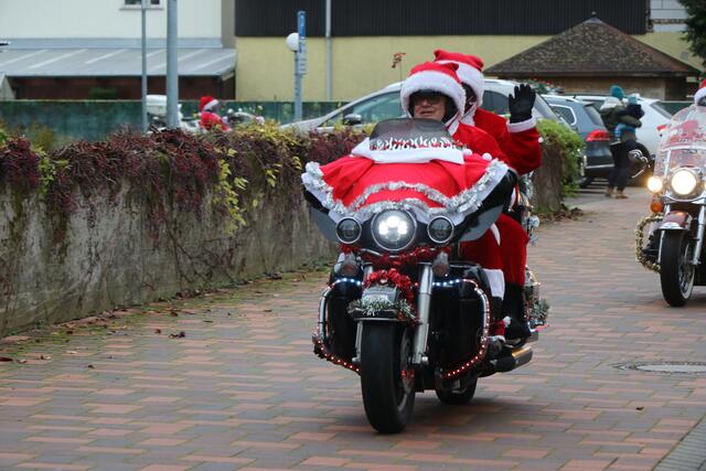 Die Harley Davidson Riding Santas bringen Weihnachtsstimmung in die Südpfalz | Foto: Heike Schwitalla