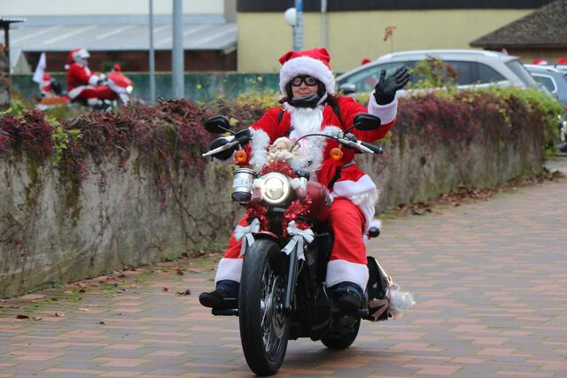 Die Harley Davidson Riding Santas bringen Weihnachtsstimmung in die Südpfalz | Foto: Heike Schwitalla