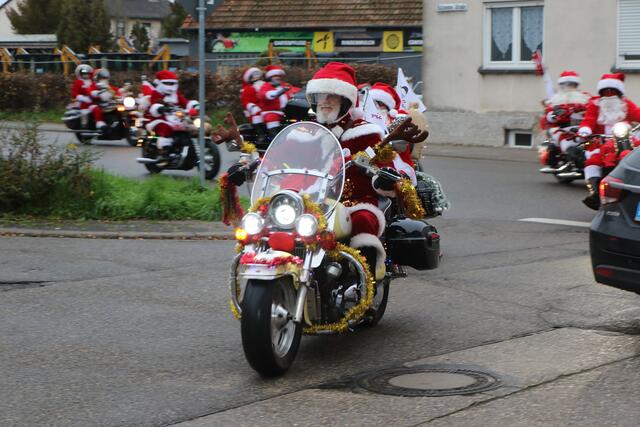 Die Harley Davidson Riding Santas bringen Weihnachtsstimmung in die Südpfalz | Foto: Heike Schwitalla