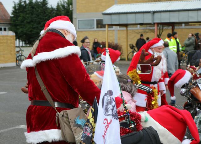 Die Harley Davidson Riding Santas bringen Weihnachtsstimmung in die Südpfalz | Foto: Heike Schwitalla