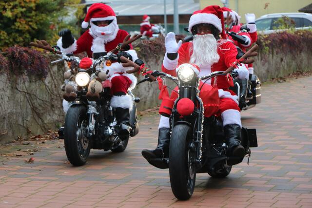 Die Harley Davidson Riding Santas bringen Weihnachtsstimmung in die Südpfalz | Foto: Heike Schwitalla