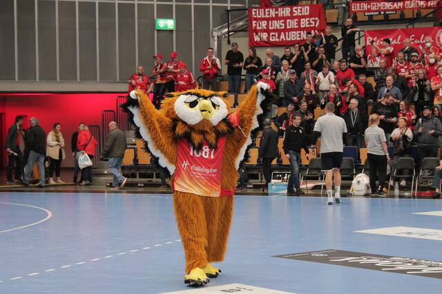 Auch die Eule freute sich nach dem Heimsieg (Foto Michael Sonnick)