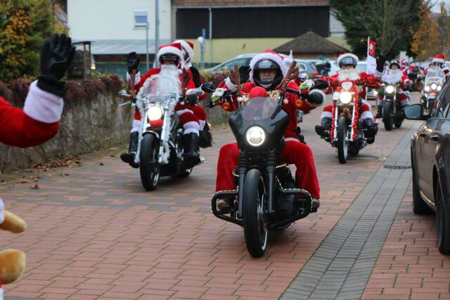 Die Harley Davidson Riding Santas bringen Weihnachtsstimmung in die Südpfalz | Foto: Heike Schwitalla