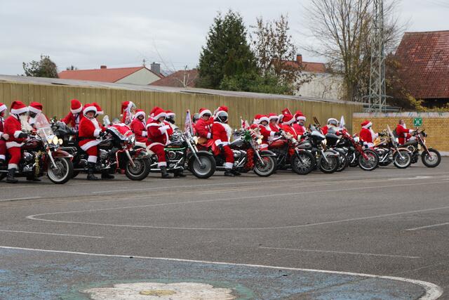Die Harley Davidson Riding Santas bringen Weihnachtsstimmung in die Südpfalz | Foto: Heike Schwitalla