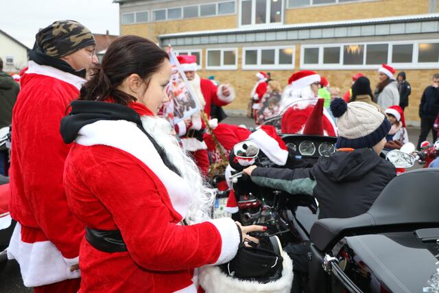 Die Harley Davidson Riding Santas bringen Weihnachtsstimmung in die Südpfalz | Foto: Heike Schwitalla