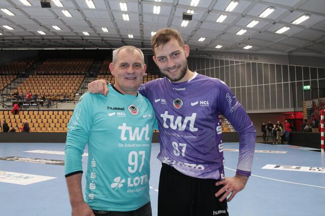 Eulen-Torwart Ziga Urbic (rechts) mit seinem Vater (Foto Michael Sonnick)