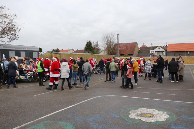 Die Harley Davidson Riding Santas bringen Weihnachtsstimmung in die Südpfalz | Foto: Heike Schwitalla