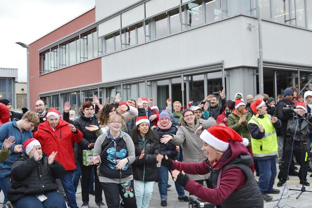 Von „White Christmas“ bis „In der Weihnachtsbäckerei“: Werkstatt-Mitarbeiter, Anwohner und „Riding Santas“ bildeten einen großen Chor. | Foto: Dennis Christmann/Lebenshilfe Südliche Weinstraße