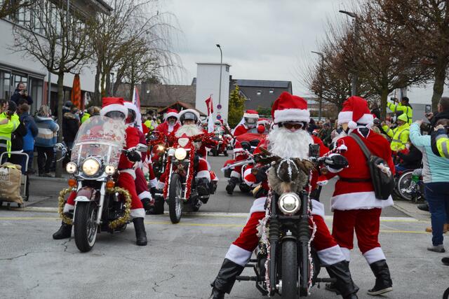 Dutzende motorisierte Weihnachtsmänner bevölkerten den Hof. Die Werkstatt-Mitarbeiter jubelten ihnen zu. | Foto: Dennis Christmann/Lebenshilfe Südliche Weinstraße