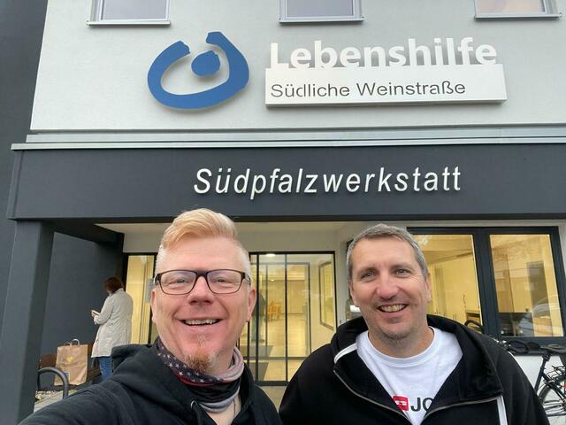 Seitens der Südpfalzwerkstatt hatte Thomas Frey (im Bild rechts neben Patrick Kuntz), Bereichsleitung Eigenprodukte & Dienstleistungen, den Besuch federführend organisiert. | Foto: Patrick Kuntz/Riding Santas