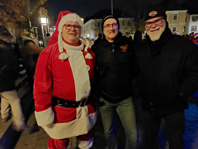 Ein Santa Claus mit Freunden | Foto: Brigitte Melder