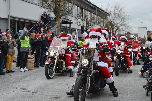 Zum Abschied winkten die Mitarbeiter der Südpfalzwerkstatt den „Riding Santas“ noch einmal zu. Ihren Besuch werden sie in dankbarer Erinnerung behalten. | Foto: Dennis Christmann/Lebenshilfe Südliche Weinstraße