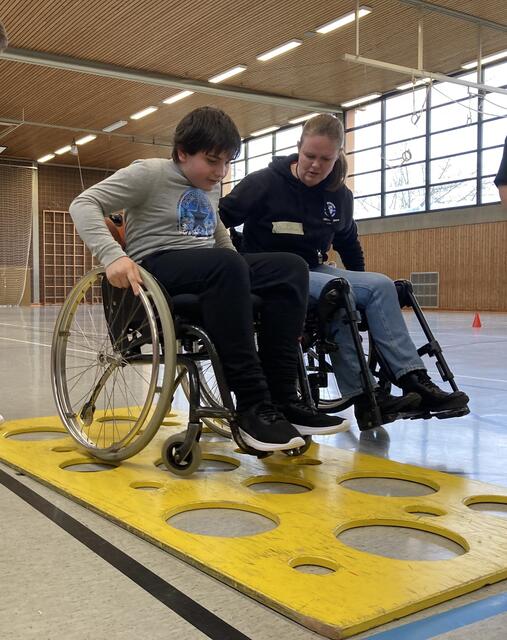 Jonas beim Bewältigen des Kopfsteinpflasters | Foto: Lucas Jung