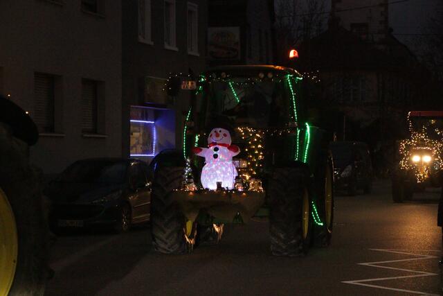 Ein Funken Hoffnung - Weihnachtstraktoren touren durch die VG Lingenfeld | Foto: Heike Schwitalla
