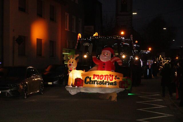 merry christmas - Ein Funken Hoffnung - Weihnachtstraktoren touren durch die VG Lingenfeld | Foto: Heike Schwitalla