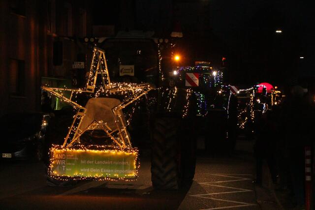 Ein Funken Hoffnung - Weihnachtstraktoren touren durch die VG Lingenfeld | Foto: Heike Schwitalla