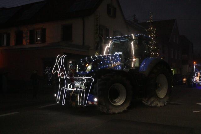 Ein Funken Hoffnung - Weihnachtstraktoren touren durch die VG Lingenfeld | Foto: Heike Schwitalla