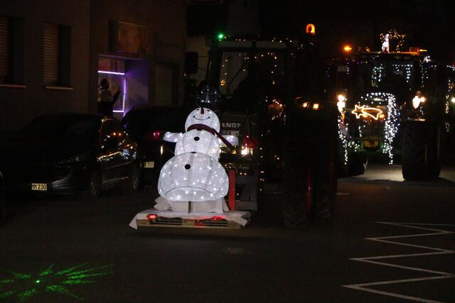 Ein Funken Hoffnung - Weihnachtstraktoren touren durch die VG Lingenfeld | Foto: Heike Schwitalla
