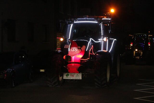 Ein Funken Hoffnung - Weihnachtstraktoren touren durch die VG Lingenfeld | Foto: Heike Schwitalla