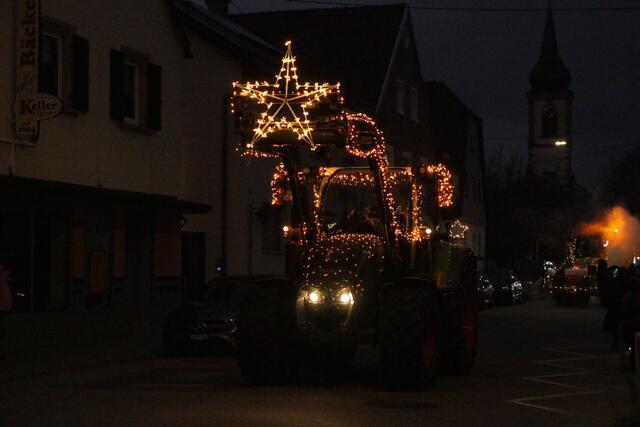 Ein Funken Hoffnung - Weihnachtstraktoren touren durch die VG Lingenfeld | Foto: Heike Schwitalla