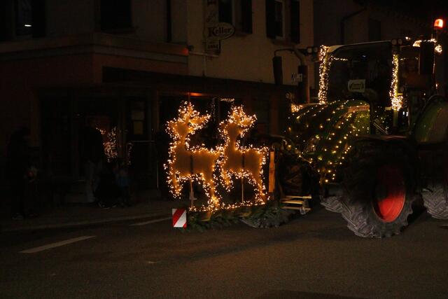 Ein Funken Hoffnung - Weihnachtstraktoren touren durch die VG Lingenfeld | Foto: Heike Schwitalla