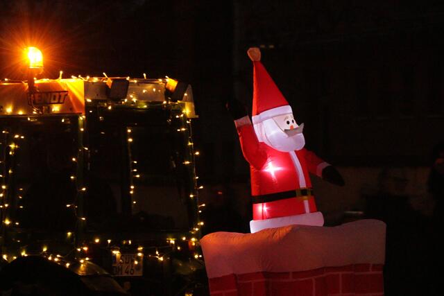 Ein Funken Hoffnung - Weihnachtstraktoren touren durch die VG Lingenfeld | Foto: Heike Schwitalla