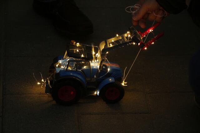 ein kleiner Fan hat seinen eigenen Weihnachtstraktor von zuhause mitgebracht | Foto: Heike Schwitalla