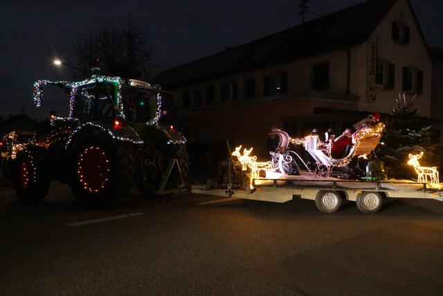 Ein Funken Hoffnung - Weihnachtstraktoren touren durch die VG Lingenfeld | Foto: Heike Schwitalla