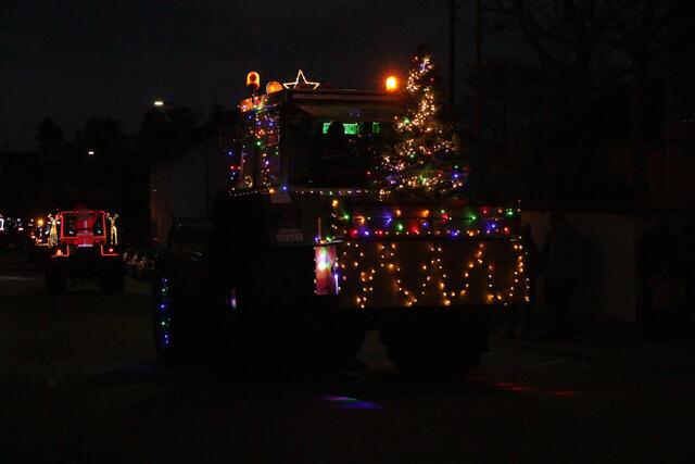 Ein Funken Hoffnung - Weihnachtstraktoren touren durch die VG Lingenfeld | Foto: Heike Schwitalla