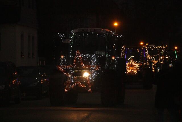Ein Funken Hoffnung - Weihnachtstraktoren touren durch die VG Lingenfeld | Foto: Heike Schwitalla
