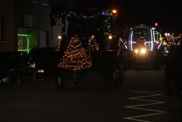 Ein Funken Hoffnung - Weihnachtstraktoren touren durch die VG Lingenfeld | Foto: Heike Schwitalla