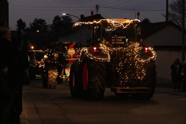 Ein Funken Hoffnung - Weihnachtstraktoren touren durch die VG Lingenfeld | Foto: Heike Schwitalla