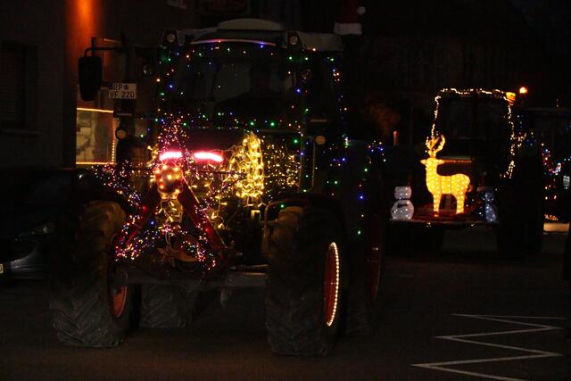 Ein Funken Hoffnung - Weihnachtstraktoren touren durch die VG Lingenfeld | Foto: Heike Schwitalla