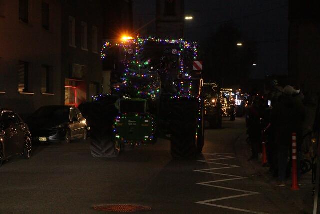 Ein Funken Hoffnung - Weihnachtstraktoren touren durch die VG Lingenfeld | Foto: Heike Schwitalla